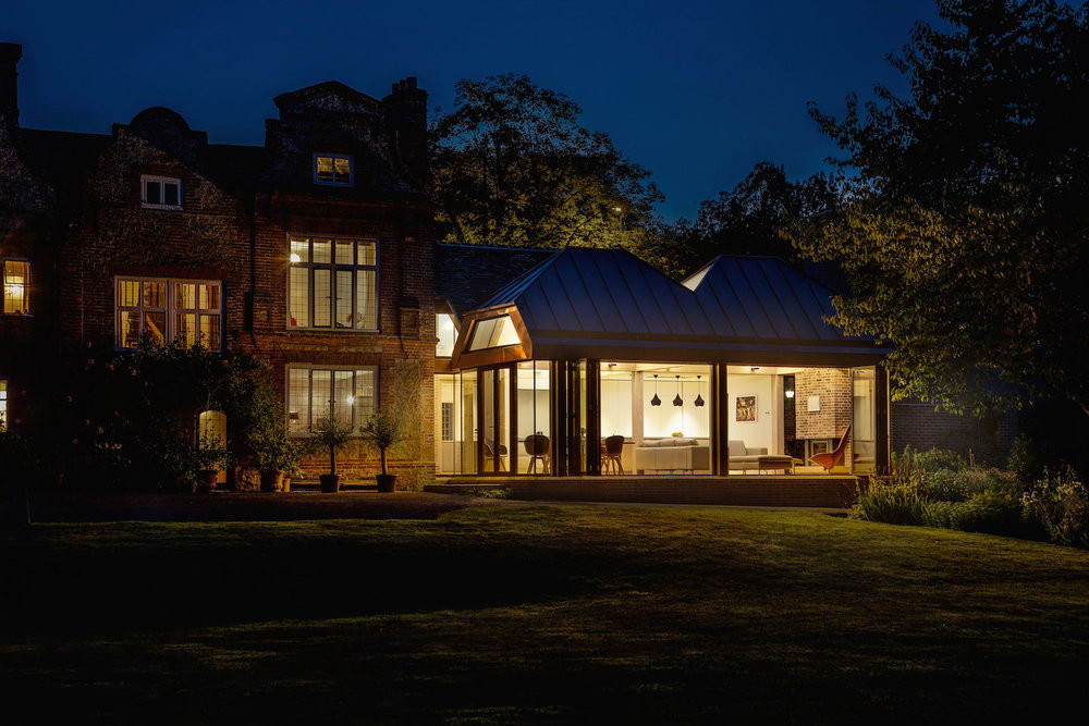 Ngôi nhà lung linh khi đêm xuống.