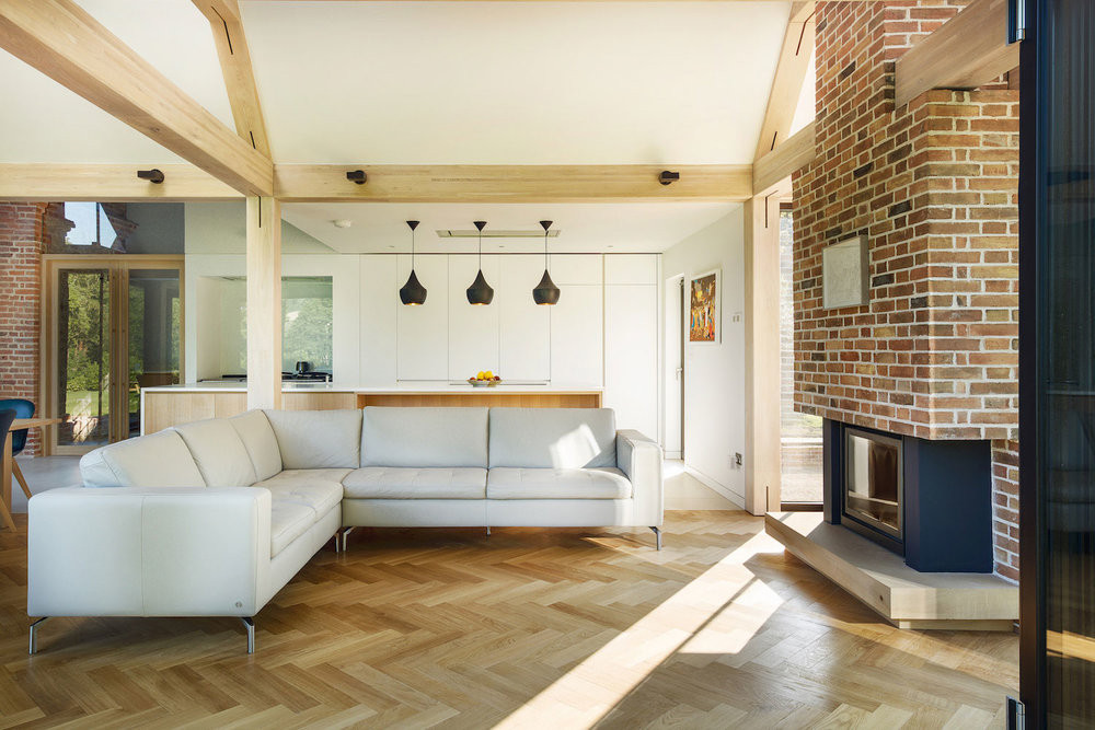 Phòng khách nổi bật với bộ ghế sofa sáng màu.