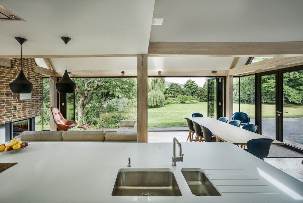 Mill House được xây dựng một khu đất rộng 6 mẫu Anh với tầm nhìn tuyệt đẹp ngay cạnh Shalford Mill - một cối xay nước được xây dựng từ thế kỷ 18.