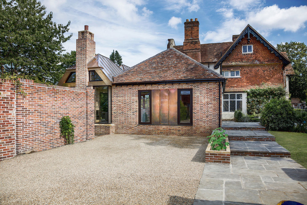 Cửa kính lớn cho phép chủ nhà có thể ngắm nhìn khung cảnh thiên nhiên bên ngoài ngay từ bên trong.