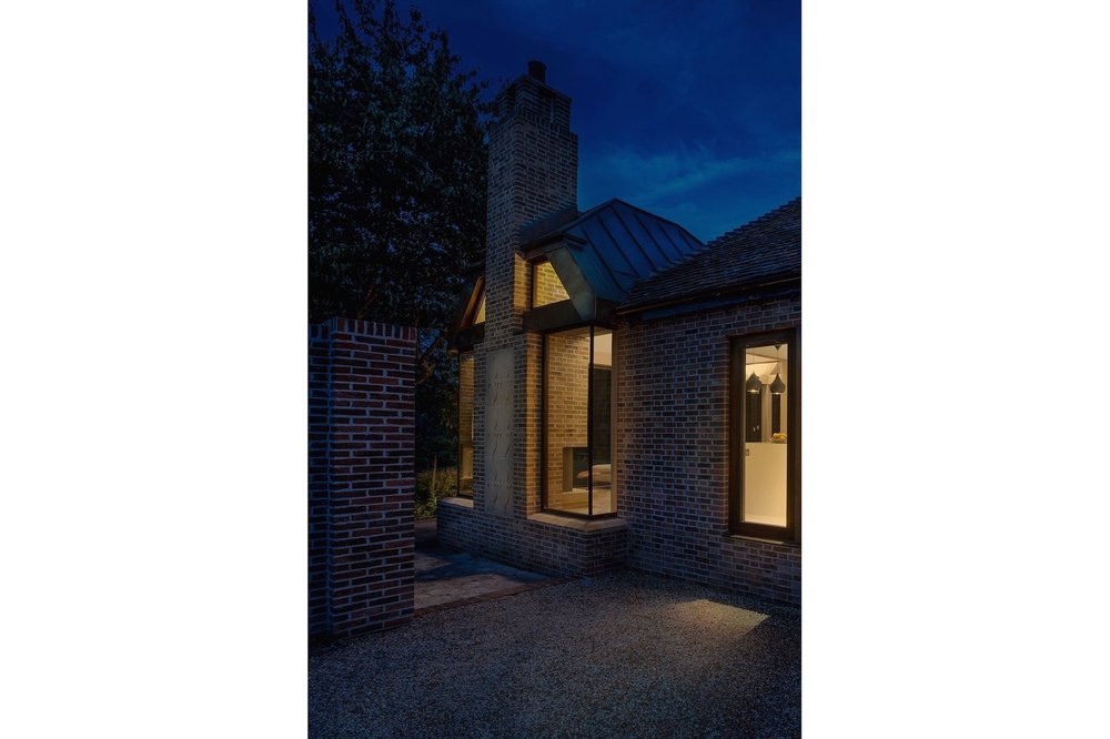 Những bức tường gạch mang đến vẻ đẹp cổ kính cho ngôi nhà.