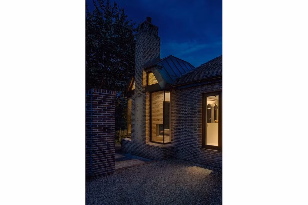 Những bức tường gạch mang đến vẻ đẹp cổ kính cho ngôi nhà.