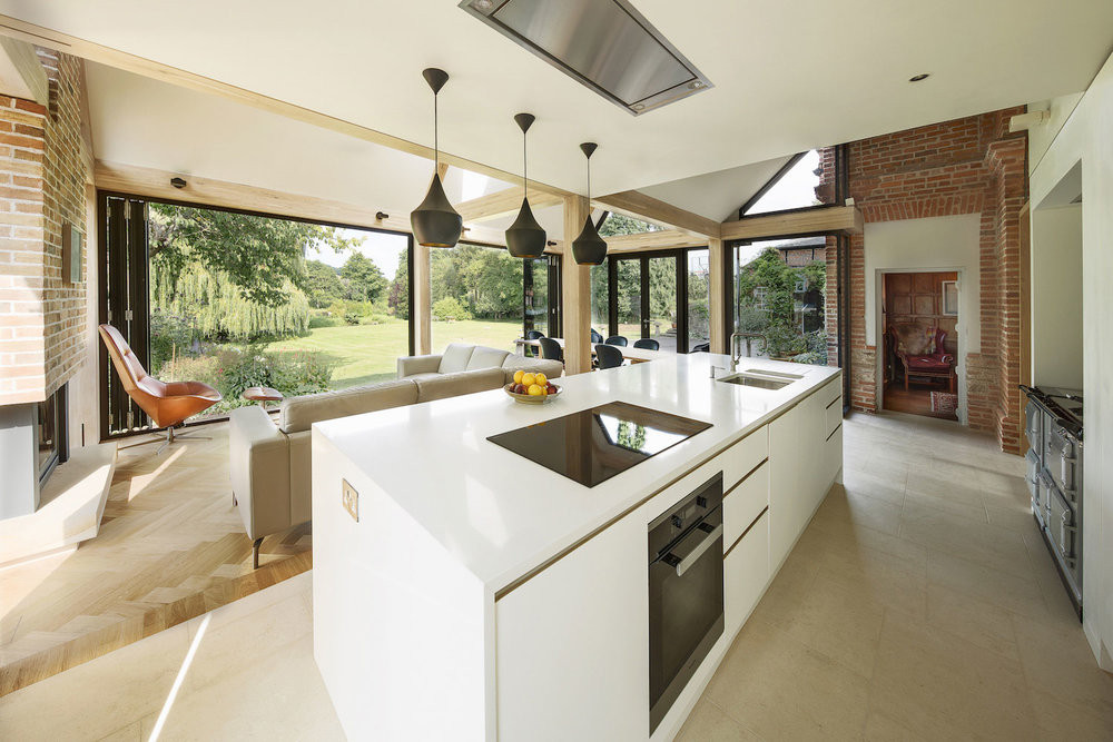 Mill House có nhà bếp và khu vực ăn uống ở tầng trệt rộng rãi và tràn ngập ánh sáng.