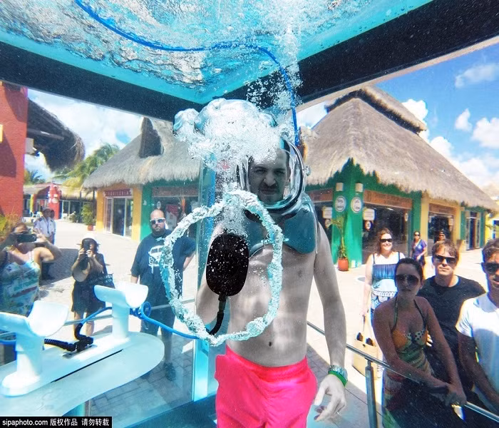 Quán bar Clear Lounge chắc chắn là một lựa chọn tuyệt vời của bạn khi du lịch. Clear Lounge nằm ở khu vực cảng Puerta Maya port in Cozumel, là quán bar oxy dưới nước đầu tiên trên thế giới. 