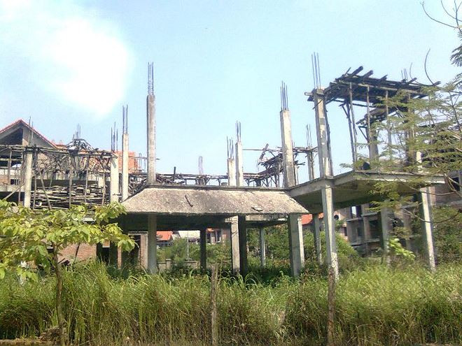 Theo thông tin từ báo Pháp luật, dự án của Vinaconex 2 vẫn chưa thể hoàn thành bởi một số hộ dân chưa thống nhất với phương án đền bù của chủ đầu tư. Hiện, diện tích đất rộng mênh mông vẫn hoang hóa cỏ dại, nằm lọt giữa các dự án biệt thự của các nhà đầu tư lân cận. Ảnh: Báo Pháp luật.