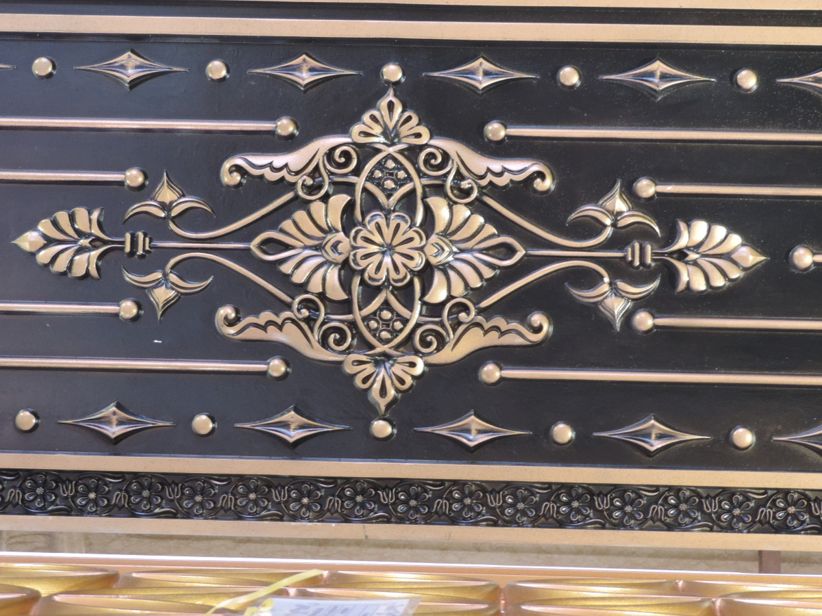 Các hoạ tiết cây lá cũng mang lại nét đẹp mềm mại, nhẹ nhàng hơn.