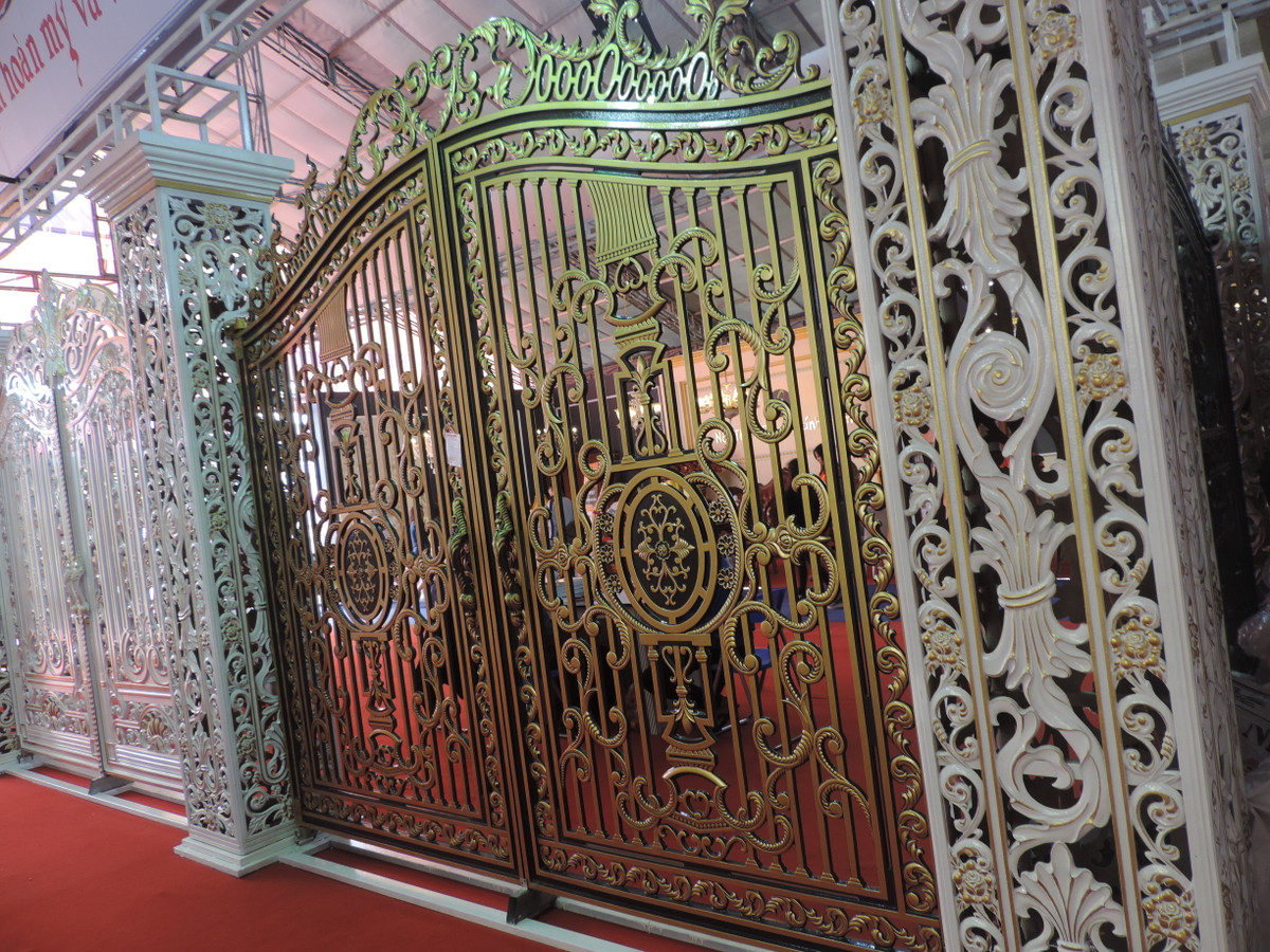 Chiếc cổng sắt hai tông màu đồng và trắng tuyệt đẹp.