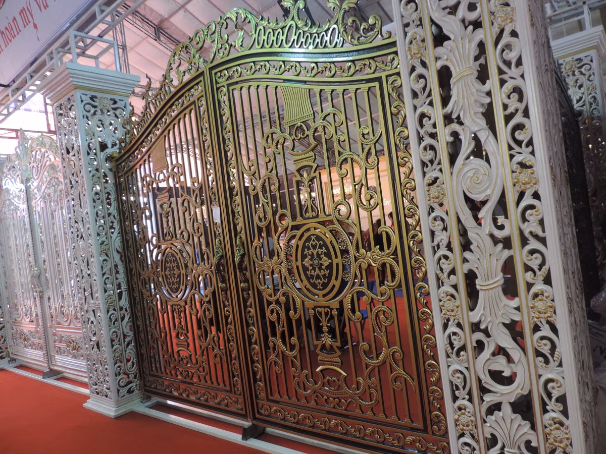 Chiếc cổng sắt hai tông màu đồng và trắng tuyệt đẹp.