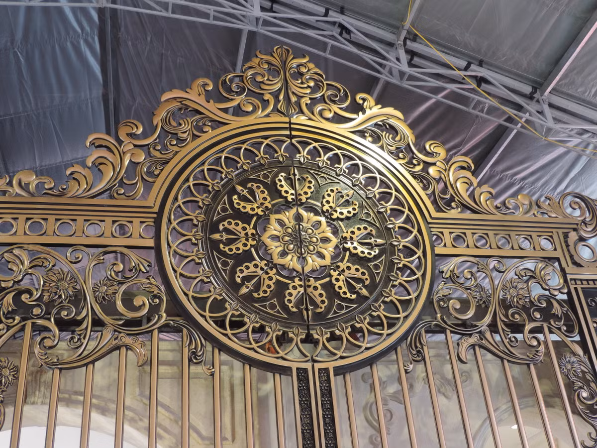 Để đảm bảo sự an toàn cho ngôi nhà, mẫu cổng đồng đúc đẹp này sử dụng chông lớn phía trên. Tạo hình này mang lại cho cổng nét tráng lệ theo phong cách cung điện hoàng gia.