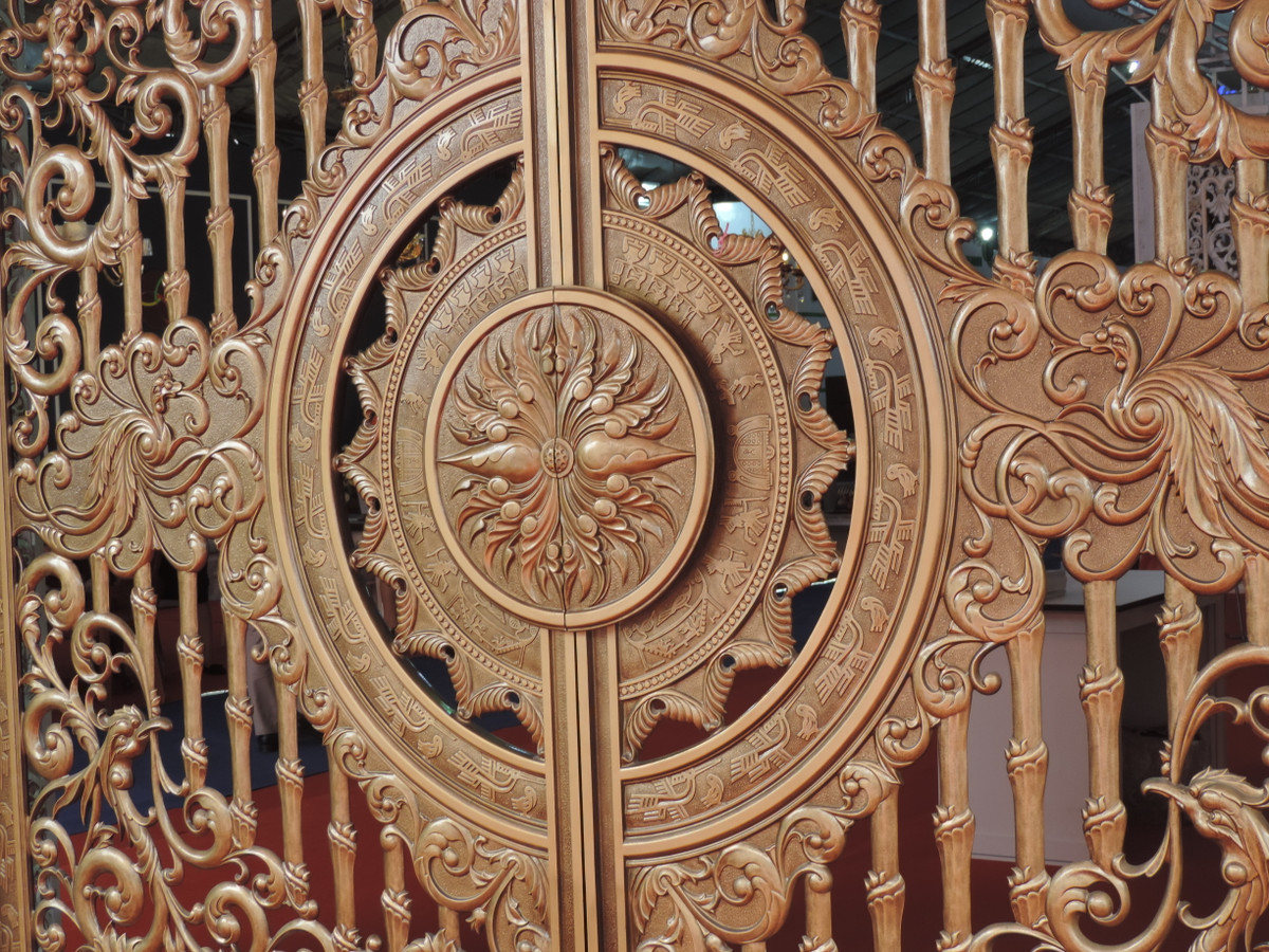 Cận cảnh hoa văn cổ điển được chạm khắc chi tiết tỉ mỉ trên chiếc cổng.
