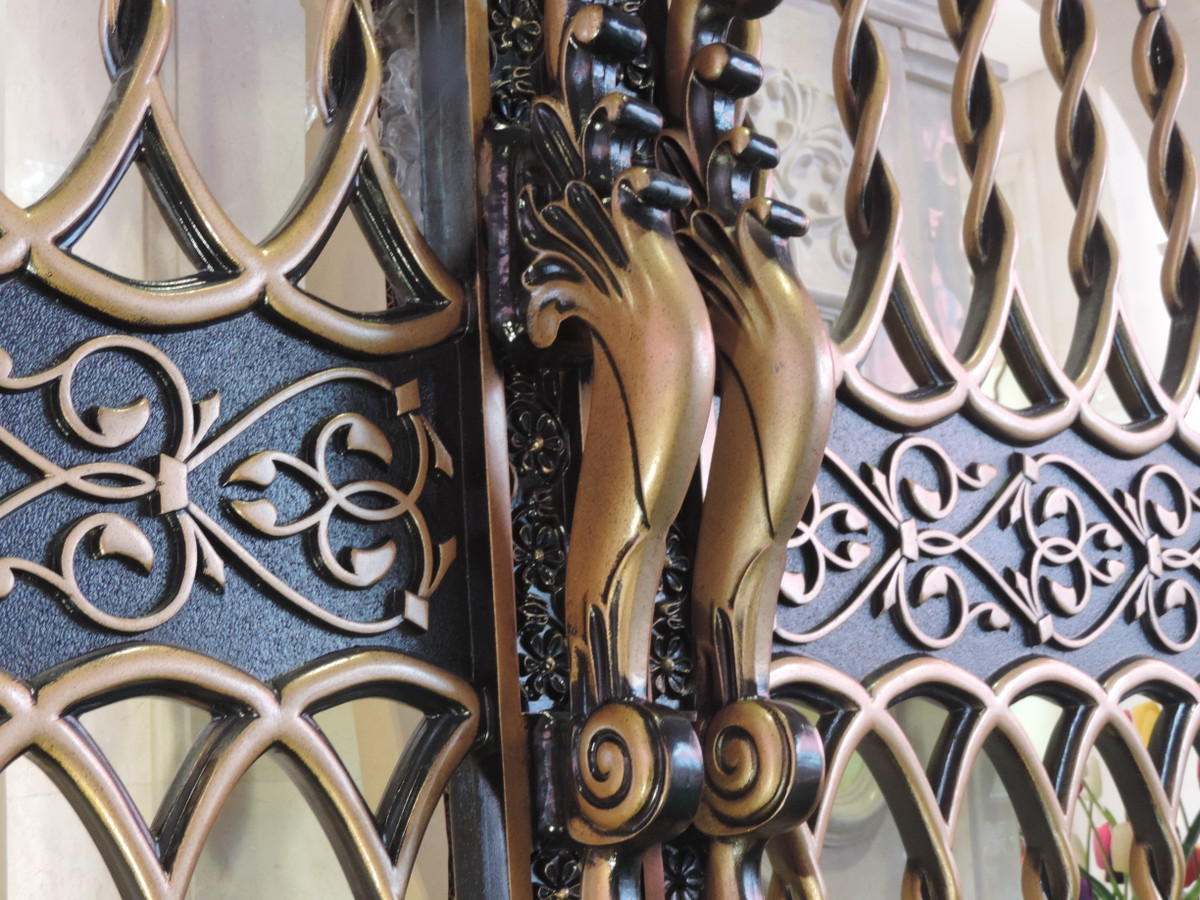 Màu vàng đồng và đen hòa quyện vào nhau càng tạo nên nét cổ kính cho chiếc cổng này.