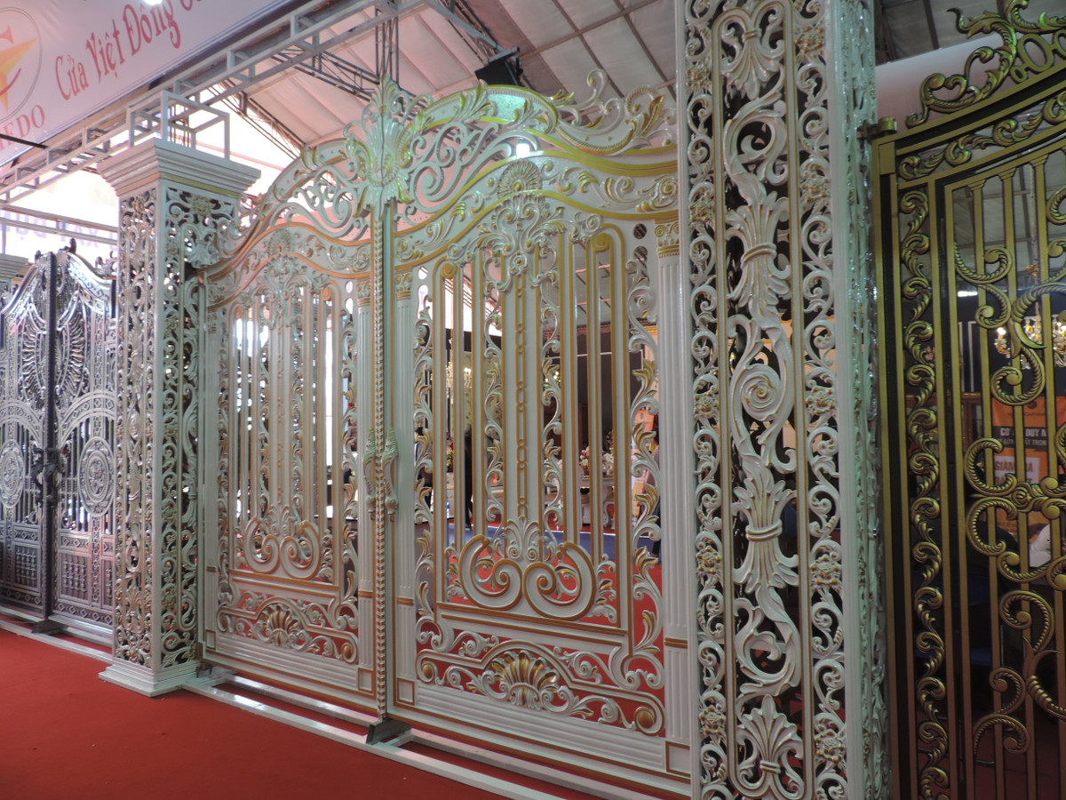  Cổng sắt biệt thự phong cách Hoàng gia nổi tiếng với sự cổ điển quý phái đậm nét sang trọng ngày càng được ưa chuộng ở Việt Nam. Tuy nhiên với mức giá đắt đỏ lên đến vài trăm triệu đồng thì chỉ có giới nhà giàu mới đủ khả năng sở hữu.