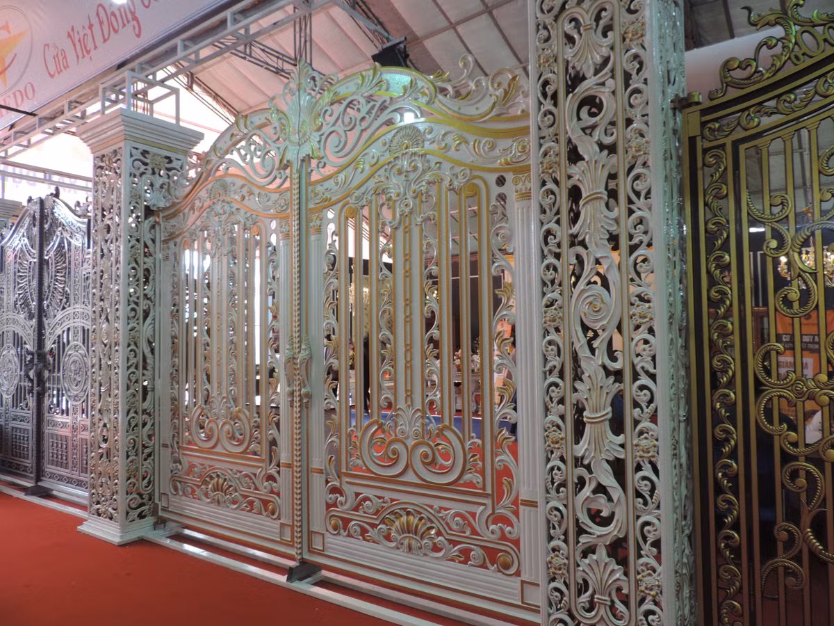  Cổng sắt biệt thự phong cách Hoàng gia nổi tiếng với sự cổ điển quý phái đậm nét sang trọng ngày càng được ưa chuộng ở Việt Nam. Tuy nhiên với mức giá đắt đỏ lên đến vài trăm triệu đồng thì chỉ có giới nhà giàu mới đủ khả năng sở hữu.