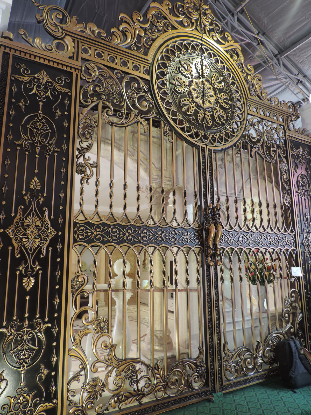 Chiếc cổng đồng đúc trị giá gần 200 triệu đồng khiến người xem không khỏi mê mẩn.