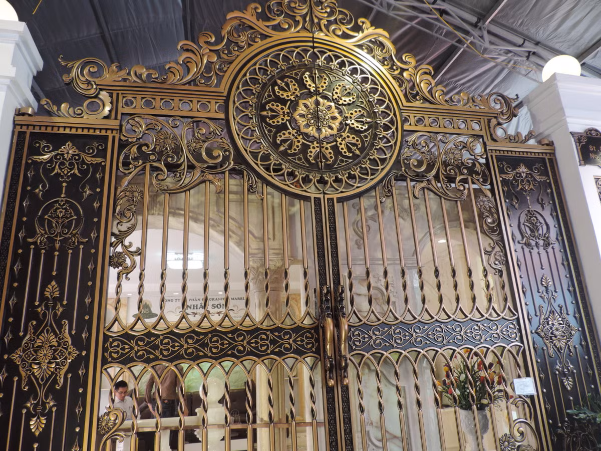 Mẫu cổng nhà đẹp với hình tượng địa long ẩn mình độc đáo.