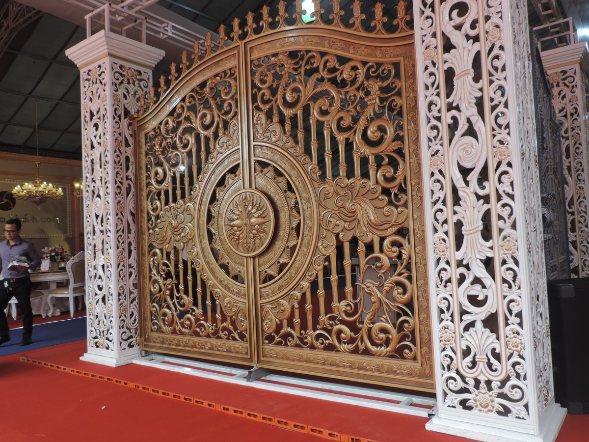 Những chiếc cổng sắt hoành tráng càng khiến ngôi nhà trở nên nguy nga lộng lẫy hơn ngay từ ánh nhìn bên ngoài.