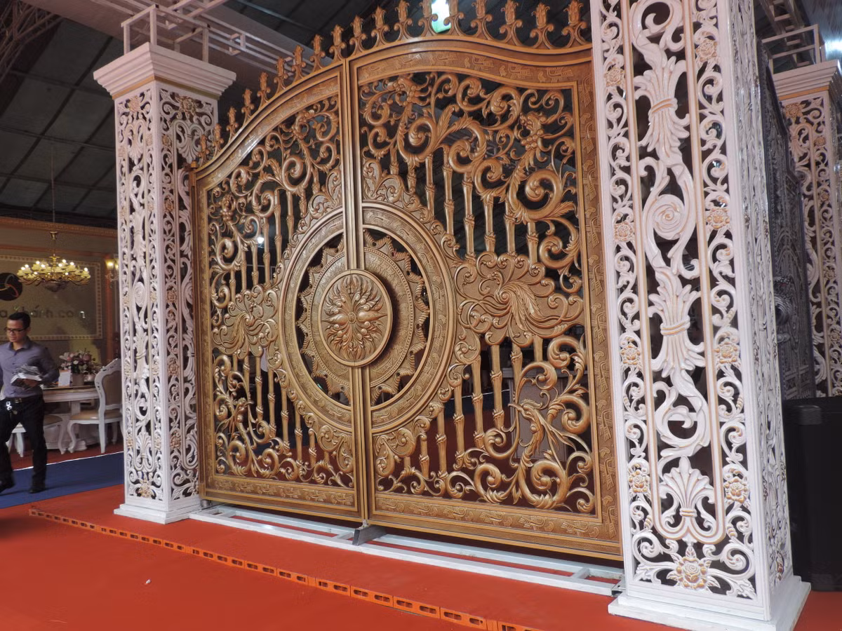 Những chiếc cổng sắt hoành tráng càng khiến ngôi nhà trở nên nguy nga lộng lẫy hơn ngay từ ánh nhìn bên ngoài.