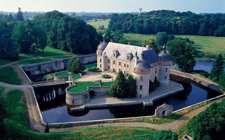 Lâu đài Château-Fortress, France (Limoges). Lâu đài này được xây dựng từ thế kỷ 16, bao quanh bởi những cái hào và 2 mặt hồ. Tổng diện tích là 42 mẫu rừng và diện tích của tòa lâu đài là 1500m2, có phòng bếp, nhà nguyện, thư viện, phòng làm việc và 2 dãy phòng khách, 4 phòng ngủ lớn.Tòa lâu đài này được rao bán với giá 3,14 triệu bảng.