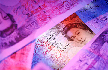 26 chân dung khác nhau của bà đã được sử dụng trên đồng Bảng Anh cũng như đồng tiền của các thuộc địa, lãnh địa và vùng lãnh thổ của nước này. Một số nước khác in chân dung của Nữ hoàng trong trang phục hoàng gia lộng lẫy.