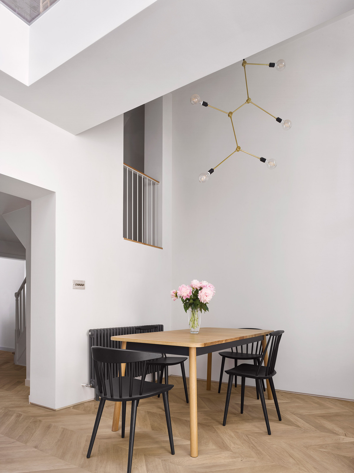 The Tower House tuy không sang trọng như những căn biệt thự lớn nhưng vẫn rất ấm áp và tiện nghi. Ảnh: Dwell.