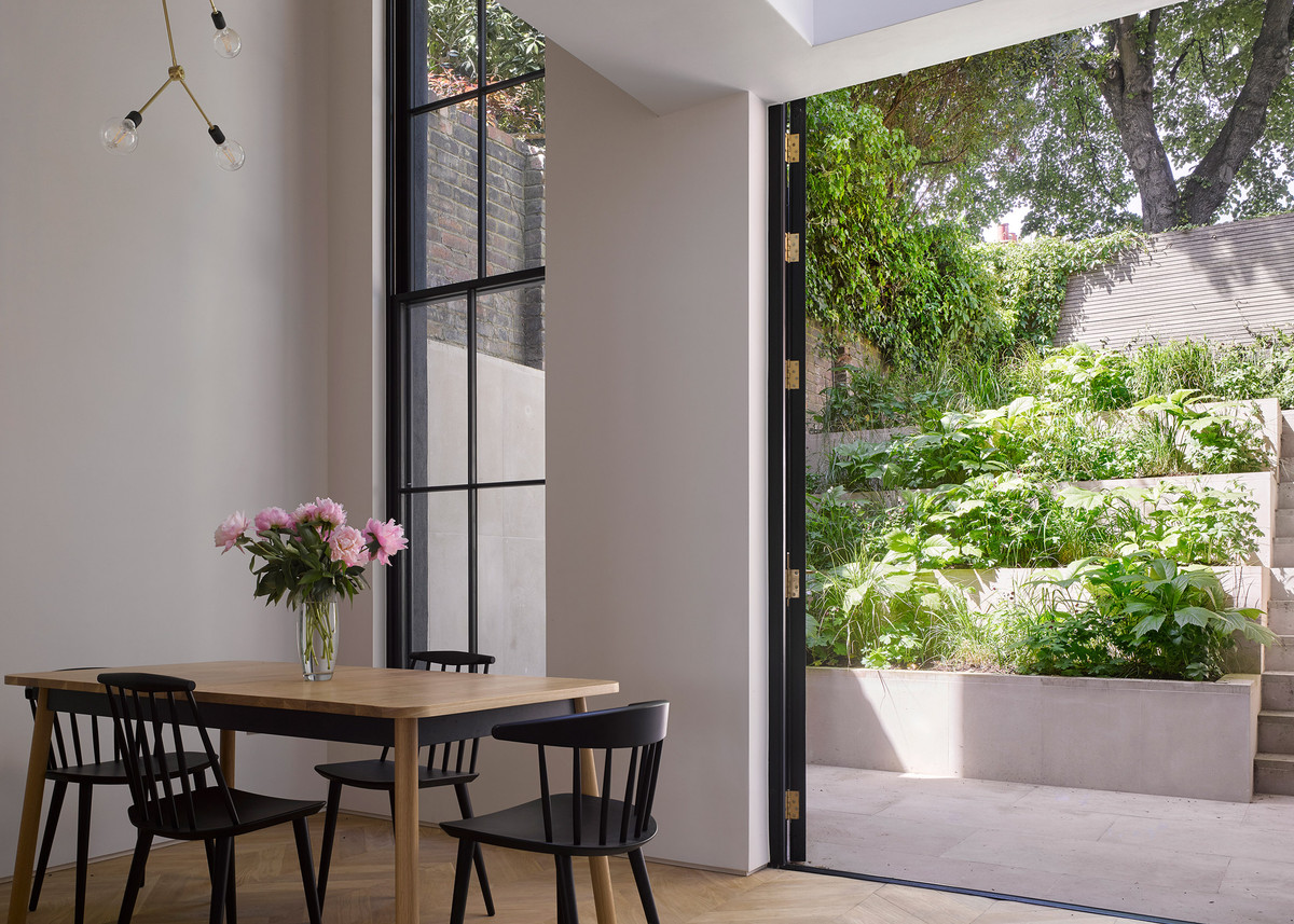 Cửa sổ cao tới 3,5m cho phép ánh sáng ùa vào khắp không gian bên trong nhà.