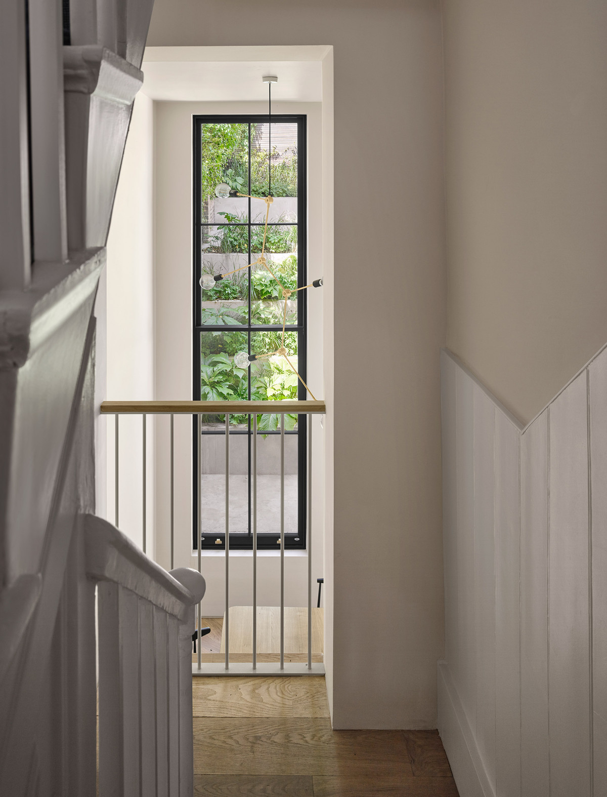 Ngôi nhà được bao quanh bởi rất nhiều cây xanh.