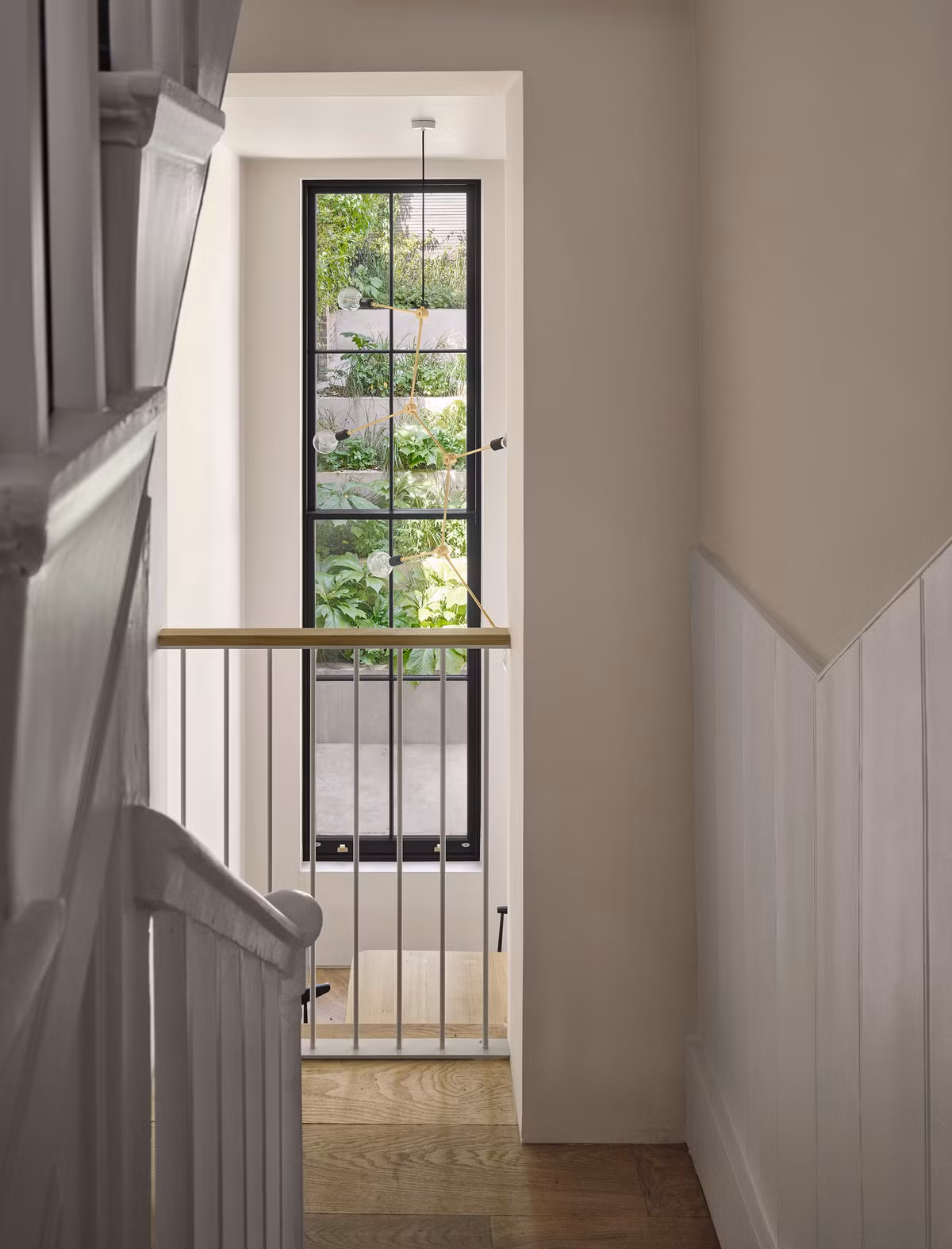 Ngôi nhà được bao quanh bởi rất nhiều cây xanh.