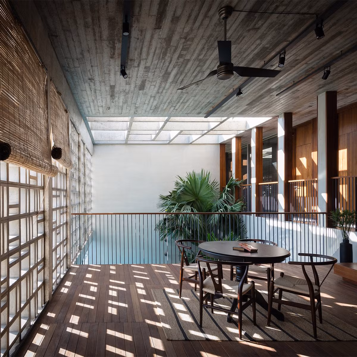 Với một ngôi nhà hẹp nằm trong phố thì giếng trời là giải pháp hữu hiệu giúp tăng cường ánh sáng và trở nên thông thoáng hơn.