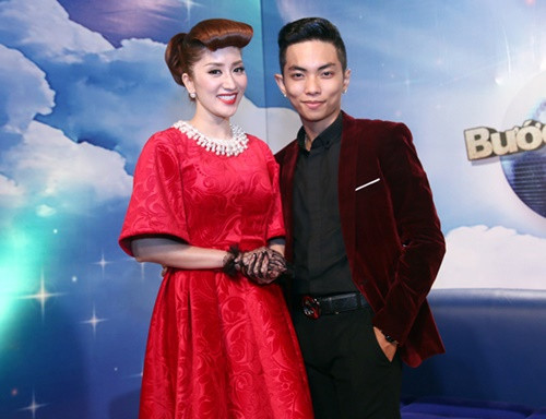 Dù kém nhau 12 tuổi nhưng cặp đôi Khánh Thy Phan Hiển vẫn luôn thể hiện là người đàn ông mẫu mực. Cặp đôi chung sống và cùng vun vén cuộc sống thật tốt đẹp. Mới đây, Khánh Thy đã hạnh phúc khoe trên trang cá nhân những món quà của chồng yêu tặng.