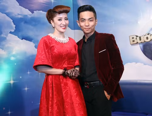 Dù kém nhau 12 tuổi nhưng cặp đôi Khánh Thy Phan Hiển vẫn luôn thể hiện là người đàn ông mẫu mực. Cặp đôi chung sống và cùng vun vén cuộc sống thật tốt đẹp. Mới đây, Khánh Thy đã hạnh phúc khoe trên trang cá nhân những món quà của chồng yêu tặng.