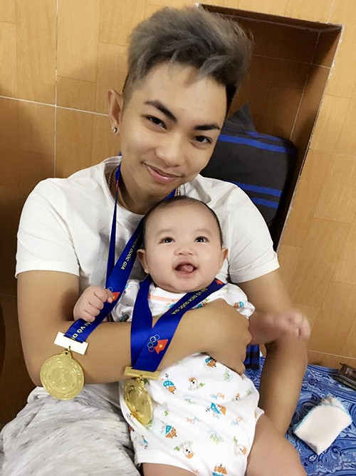 Không chỉ là những món quà vật chất, Phan Hiển còn tặng cho vợ những món quà tinh thần. Khi tham gia giải Vô địch quốc gia và cúp CLB khiêu vũ thể thao toàn quốc, anh đã dành được 4 huy chương vàng.