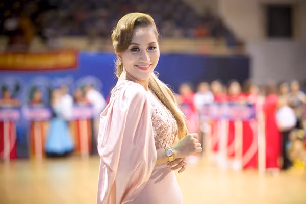 Cuối tuần qua, khi ra Hà Nội chấm giải kiện tướng Dance sport đã khoe khéo chiếc đồng hồ vàng nguyên khối có đính 55 viên kim cương do Phan Hiển tặng.