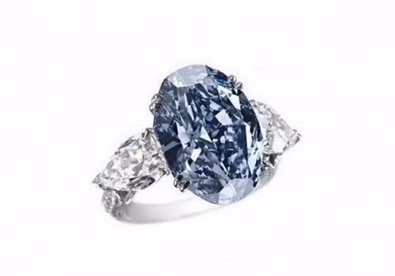 7. Chopard Blue Diamond Ring 16,26 triệu USD Một trong những chiếc nhẫn đắt tiền nhất trên thế giới là chiếc Chopard Blue Diamond Ring. Với giá 17 triệu đô la, chiếc nhẫn có viên kim cương màu xanh hình bầu dục tuyệt đẹp với 18 carat vàng trắng. 