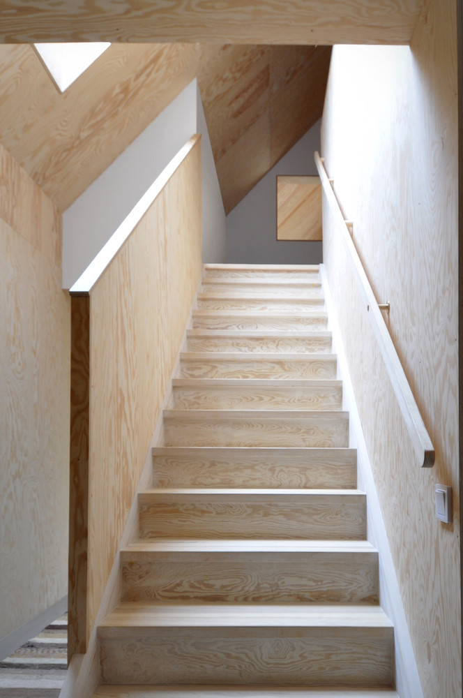 Phía bắc của ngôi nhà có những ô cửa sổ nhỏ để thông gió và có thể quan sát nhà hàng xóm bên cạnh.