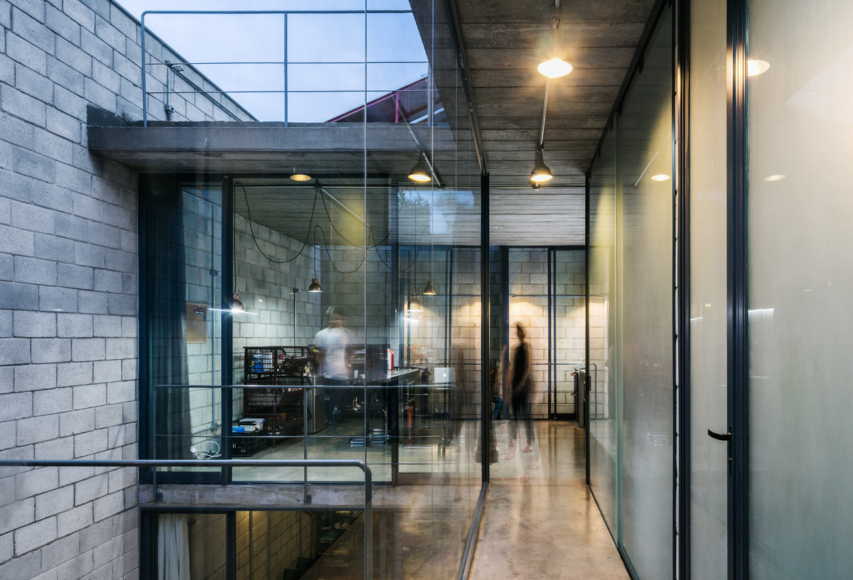 Mipibu House có chiều rộng khiêm tốn, lại kéo dài sâu. Đây là kiểu nhà rất phổ biến ở São Paulo.