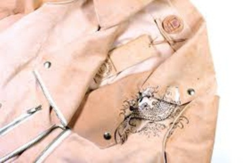 Bộ sưu tập đặc biệt của nữ thiết kế trẻ này còn là nhận xét về nỗi ám ảnh của ngành công nghiệp da thuộc từ những động vật quý hiếm cần được bảo tồn như da cá sấu, da trăn … vì thế da từ AND người có thể là niềm hy vọng trong tương lai.