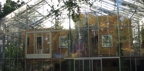 Mặc dù nhiệt độ trung bình ở Stockholm, Thụy Điển là -3 độ C nhưng gia đình này lại luôn ấm áp quanh năm. Đôi vợ chồng trẻ đã khai thác hợp lý sức mạnh của mặt trời bằng cách bao bọc ngôi nhà của họ trong một ngôi nhà kính khổng lồ.