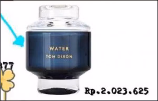 Đầu tiên là hộp nến thơm dạng nước của hãng Tom Dixon có giá khá cao lên đến 3,5 triệu đồng/hộp.