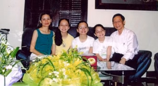 Tuy là đại gia nhưng ông Tiền sống rất giản dị và khép kín. Ông lấy vợ từ hồi còn trẻ và giờ ngoài 50 đã có 3 con lớn. Vợ ông cũng là doanh nhân thành đạt, khá trẻ đẹp và cả gia đình ông có cuộc sống được cho là vô cùng hạnh phúc.