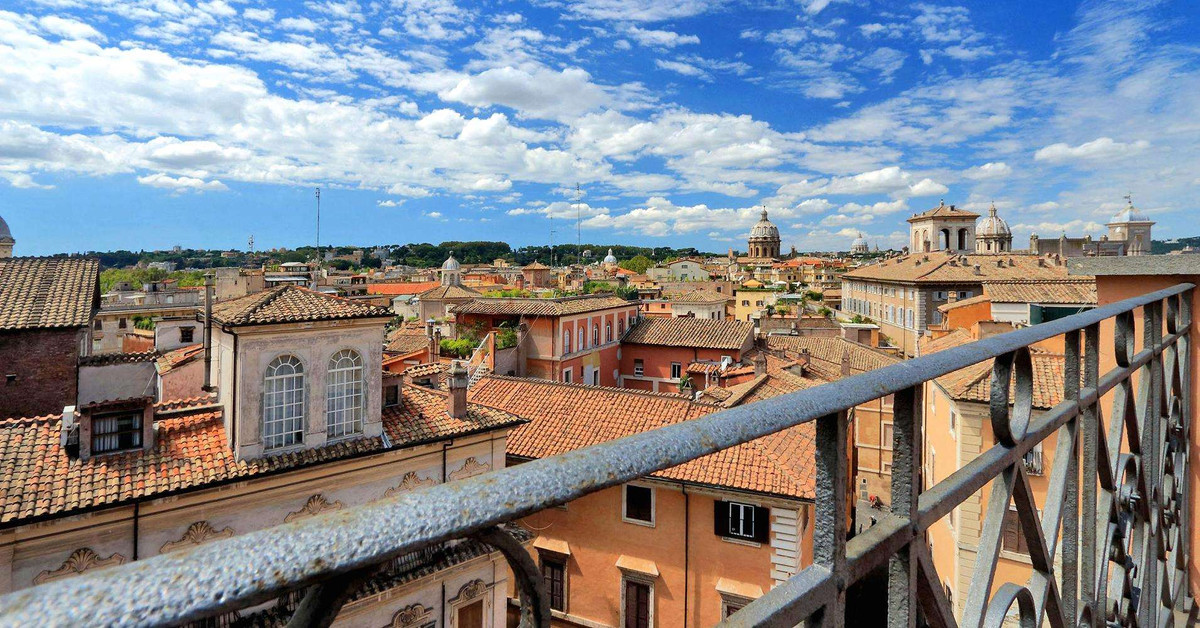 Palazzetto sở hữu cầu thang xoắn ốc ấn tượng dẫn lên gác mái với hướng nhìn 360 độ ra thành phố cổ. 