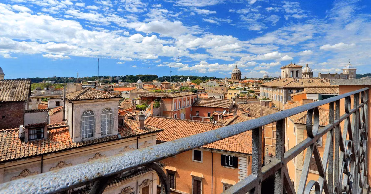 Palazzetto sở hữu cầu thang xoắn ốc ấn tượng dẫn lên gác mái với hướng nhìn 360 độ ra thành phố cổ.