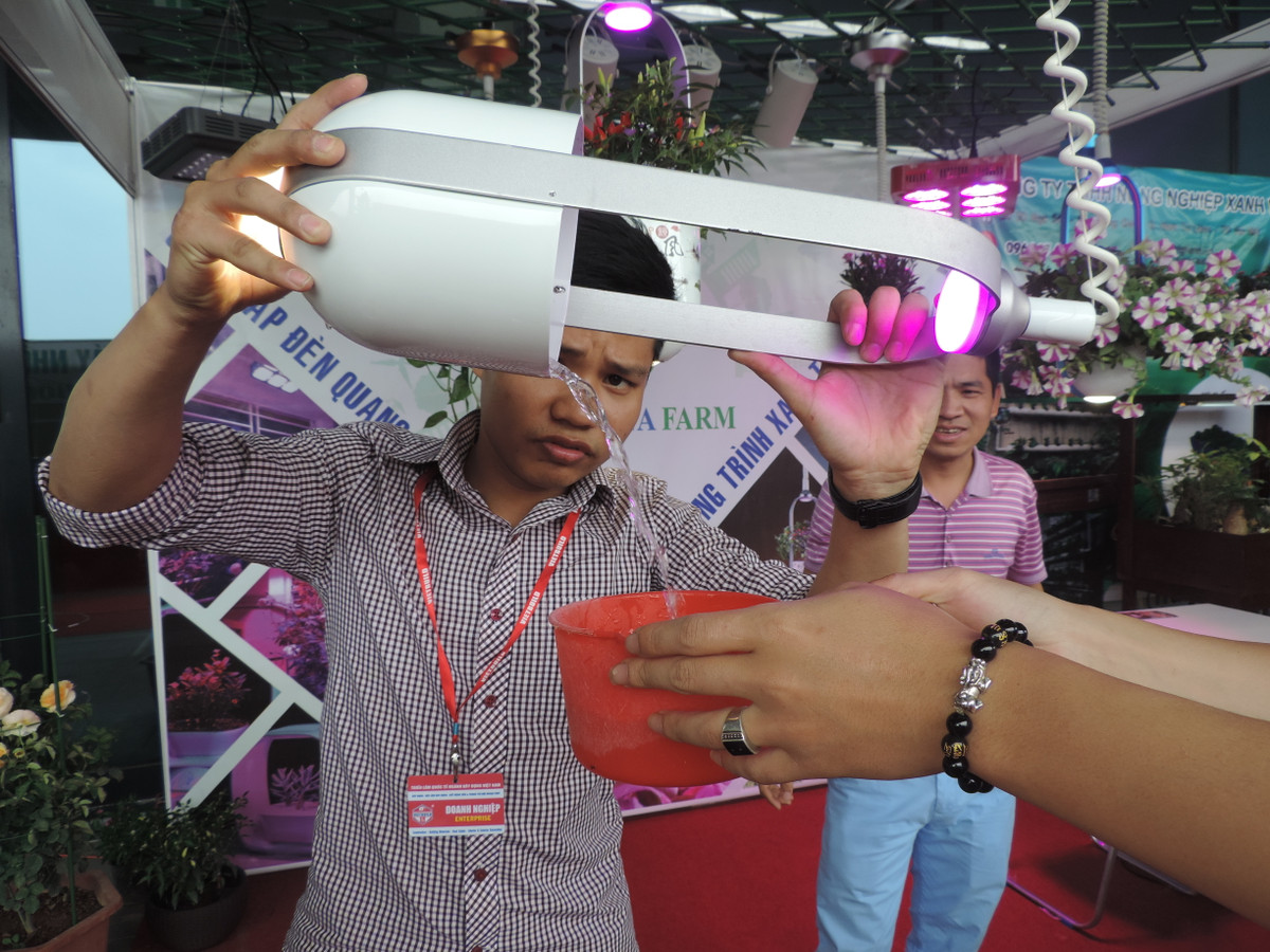 Bên cạnh đó, một tiện lợi khiến sản phẩm này trở nên hot đó là khả năng báo hết nước. Thử nghiệm đổ hết nước nuôi cây trong chậu...