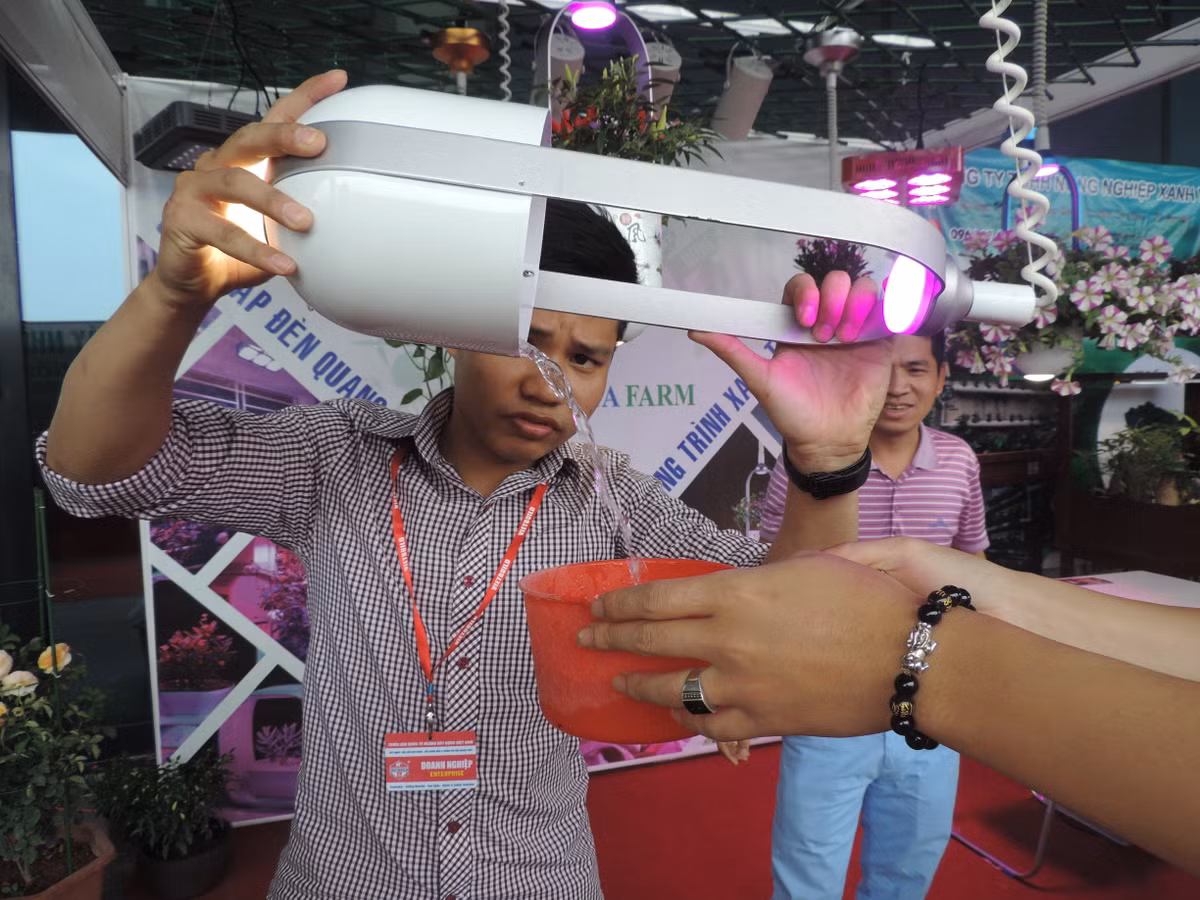 Bên cạnh đó, một tiện lợi khiến sản phẩm này trở nên hot đó là khả năng báo hết nước. Thử nghiệm đổ hết nước nuôi cây trong chậu...