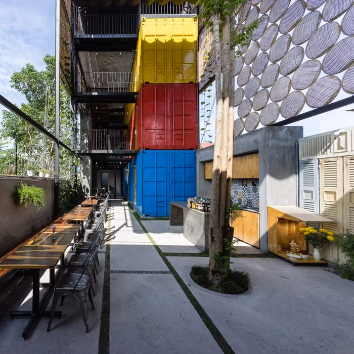 Tất cả nhà khách lớn được làm bằng những thùng container cũ dựng khung thép bên trong. Ba màu sắc tượng trưng cho 3 khu vực sinh hoạt.