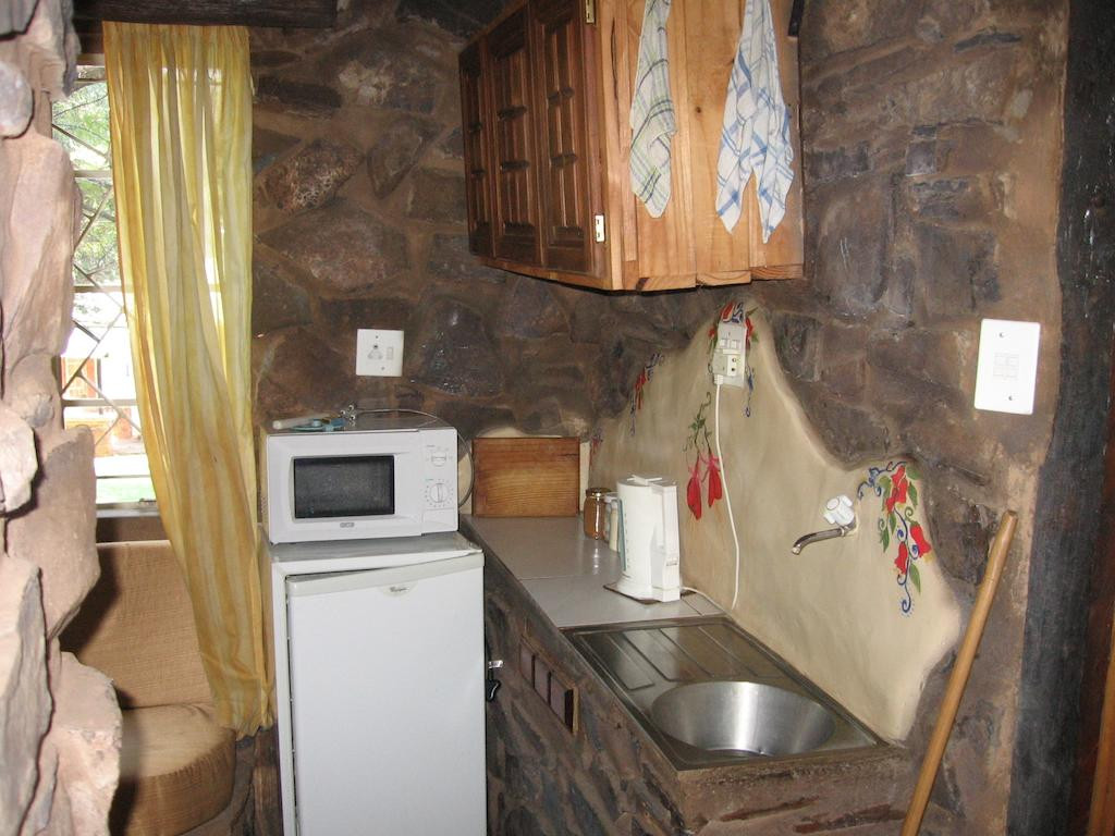 Nhìn nhỏ bé, đơn giản song ngôi nhà có sức chứa tới 20 người. Ảnh: bstatic.