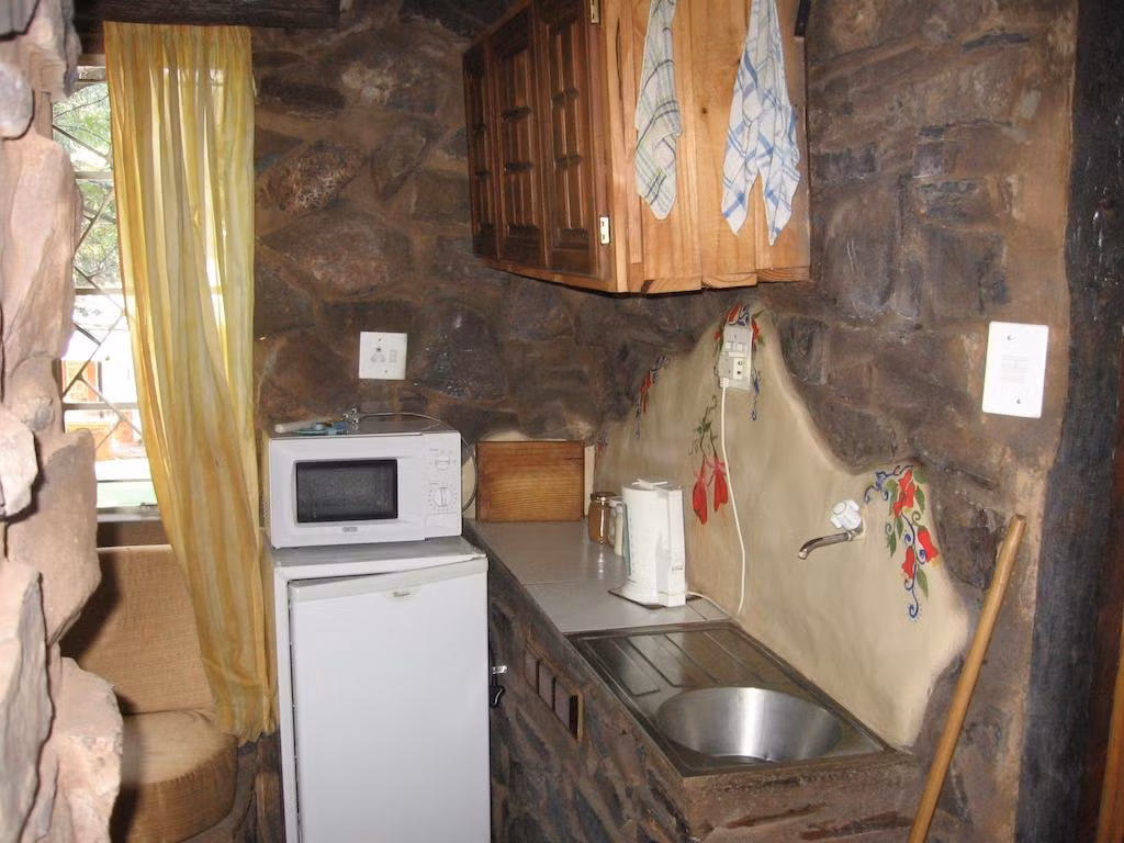 Nhìn nhỏ bé, đơn giản song ngôi nhà có sức chứa tới 20 người. Ảnh: bstatic.