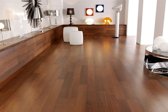 Với sàn nhà, bạn có thể sử dụng gỗ xoan đào, gỗ căm xe, giáng hương hoặc gỗ công nghiệp. Đầy đều là những loại gỗ tốt, chịu được nhiệt độ cao, ít cong vênh. Ảnh: Abt.