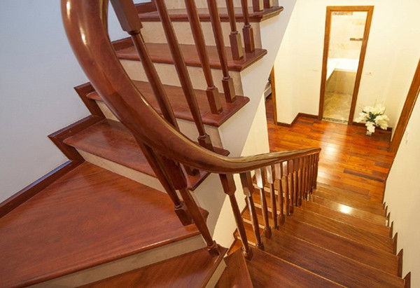 Với cầu thang, bận nên chọn loại gỗ có độ bền và độ cứng cao, chất lượng tốt, ít cong vênh. Ảnh: Lacan.