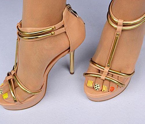 Bạn không có thời gian hoặc không khéo léo để sơn móng chân họa tiết cũng không cần lo lắng. Bởi bây giờ đã có những đôi tất vẽ hình móng chân sẵn và các cô nàng tha hồ diện.