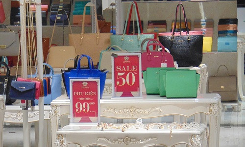 Túi xách cũng được giảm giá 50%. Ngoài ra, các phụ kiện được giảm tới 70%.
